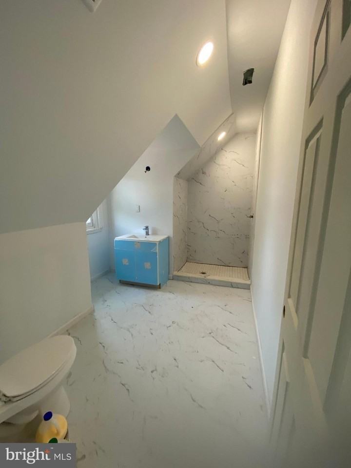 260 W Johnson St Apt 5l - Photo 7 of 8