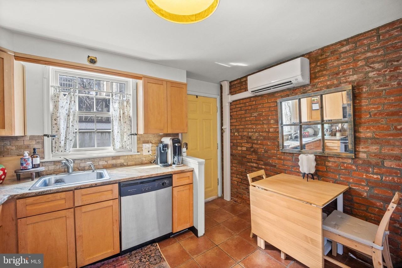 124 Catharine St Rear D - Photo 3 of 16