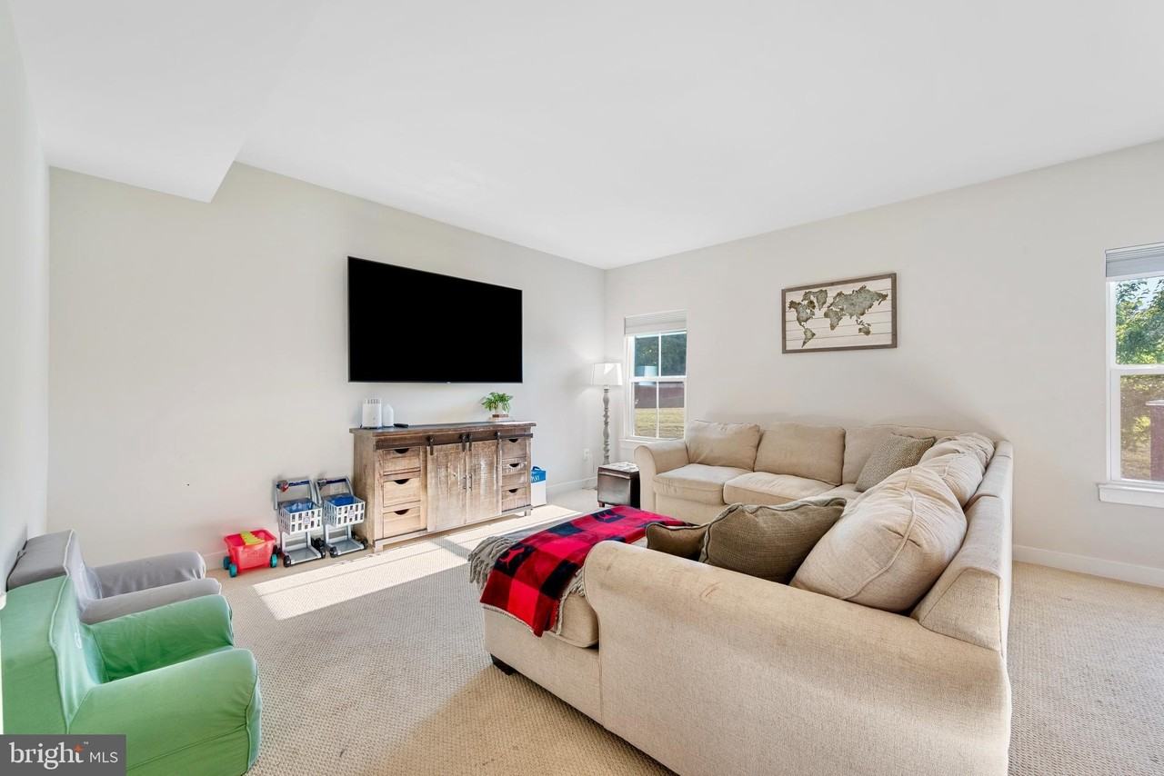 124 Emperor Dr - Photo 2 of 28