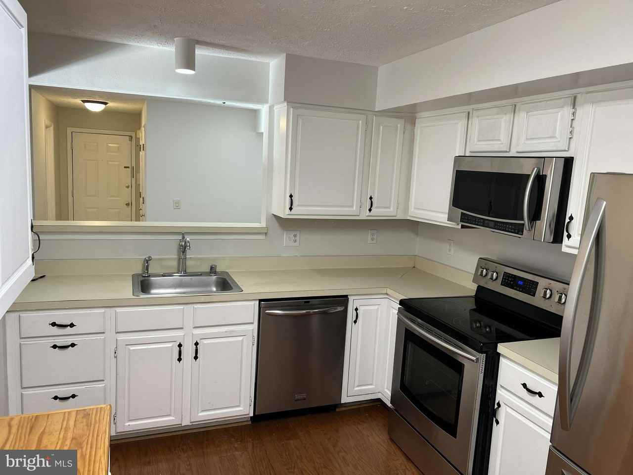 12002 Ridge Knoll Dr Apt 7 - Photo 3 of 14