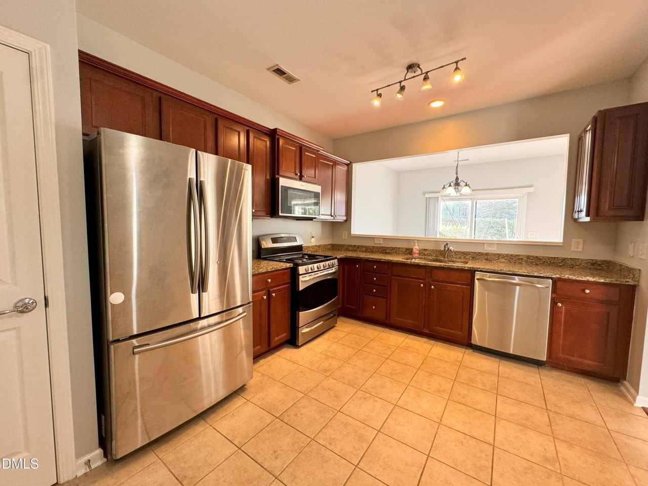 1304 Corwith Dr - Photo 4 of 41