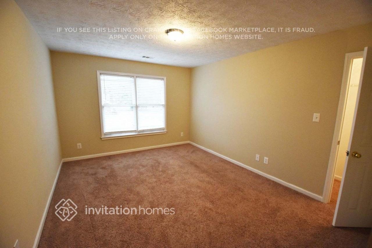 208 Ivy Creek Dr - Photo 2 of 8