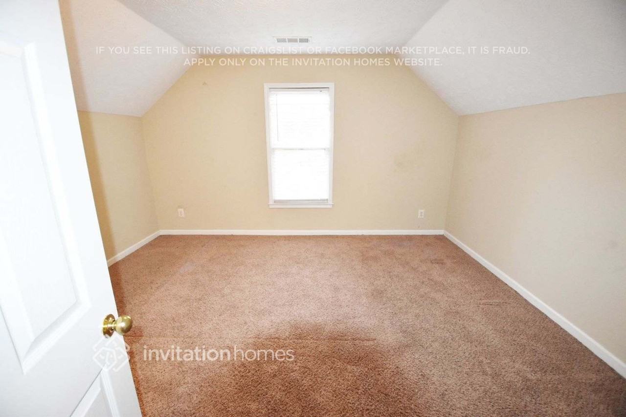 208 Ivy Creek Dr - Photo 3 of 8