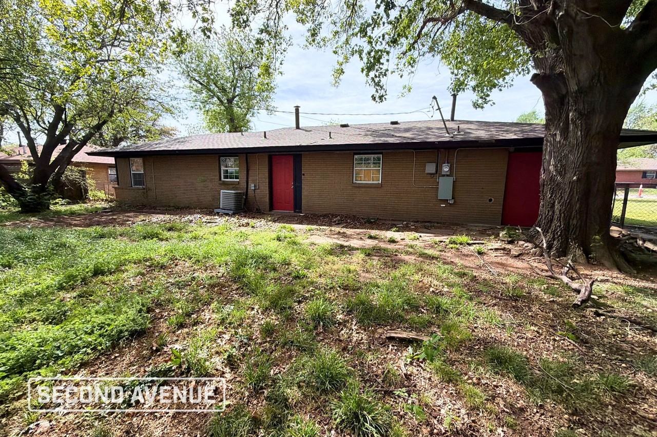 1519 Ne 43rd St - Photo 2 of 14