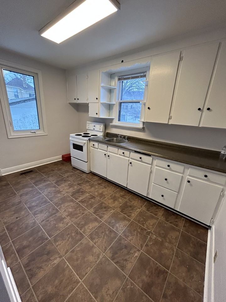 619 Fleet Ave - Photo 4 of 16