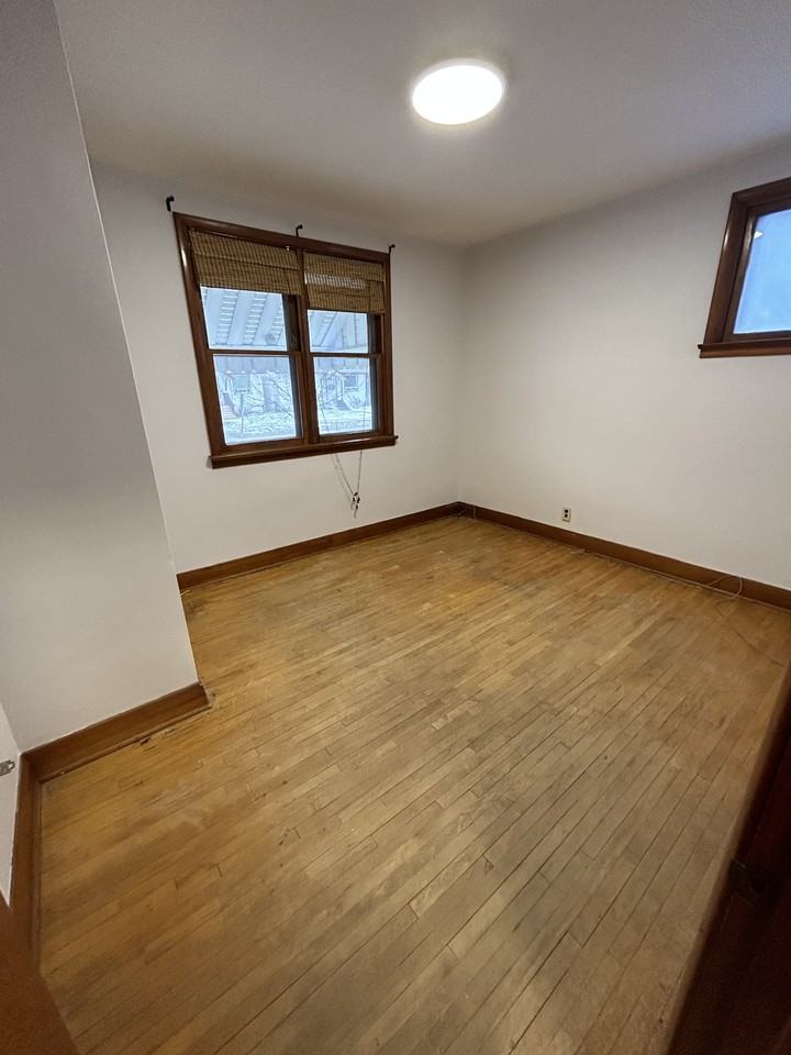 619 Fleet Ave - Photo 7 of 16