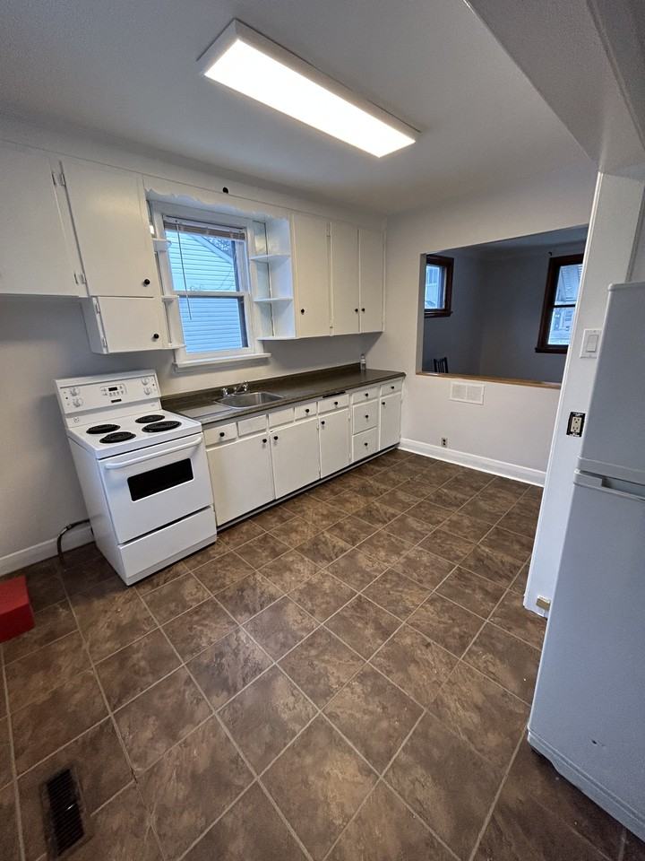 619 Fleet Ave - Photo 5 of 16