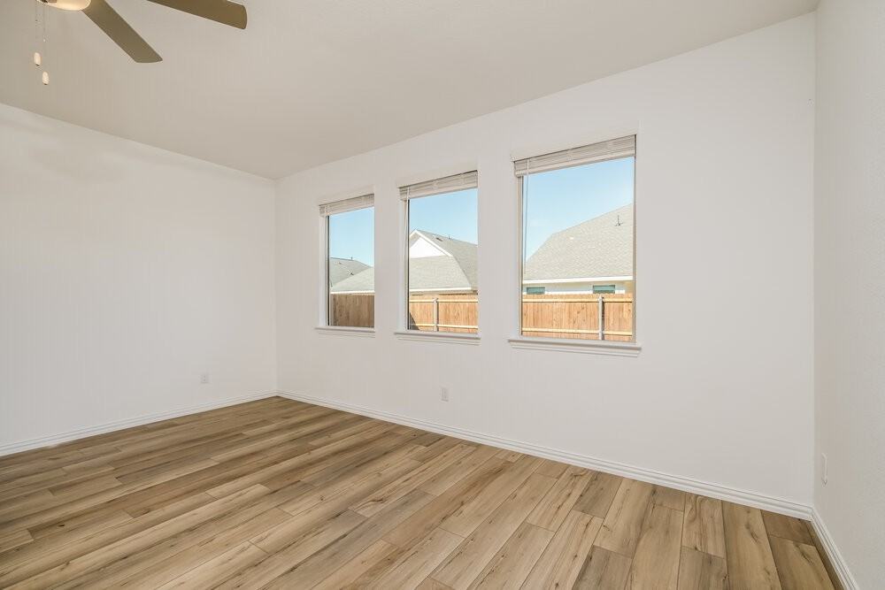 1100 Daffodil St - Photo 3 of 16