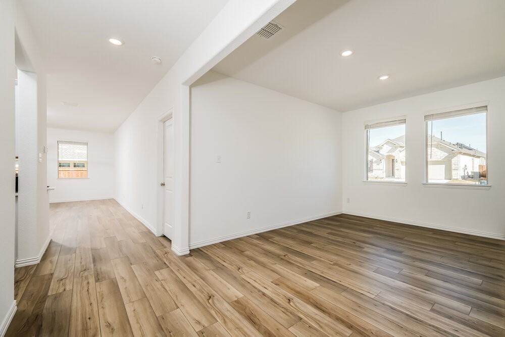 1100 Daffodil St - Photo 4 of 16