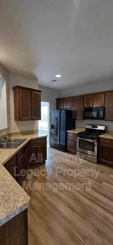 676 Grenier Ter - Photo 4 of 9