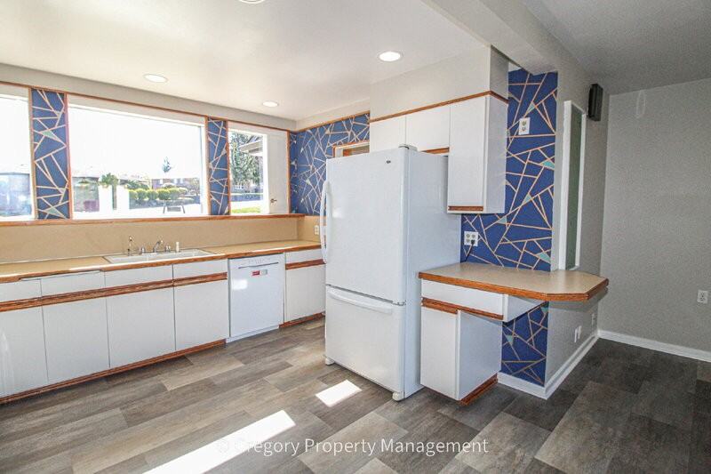 4418 Colby Ave - Photo 7 of 27