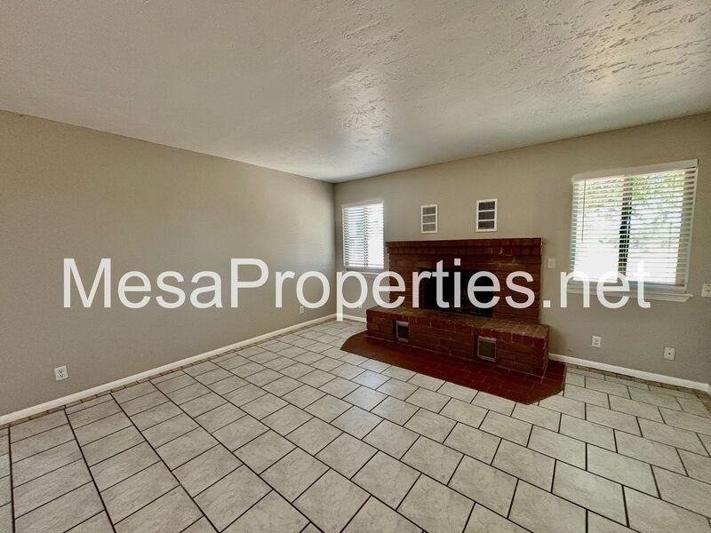 19158 Live Oak St - Photo 4 of 24