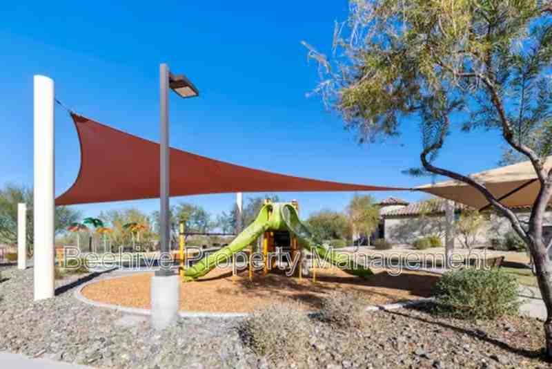 2927 N Augustine - Photo 2 of 46