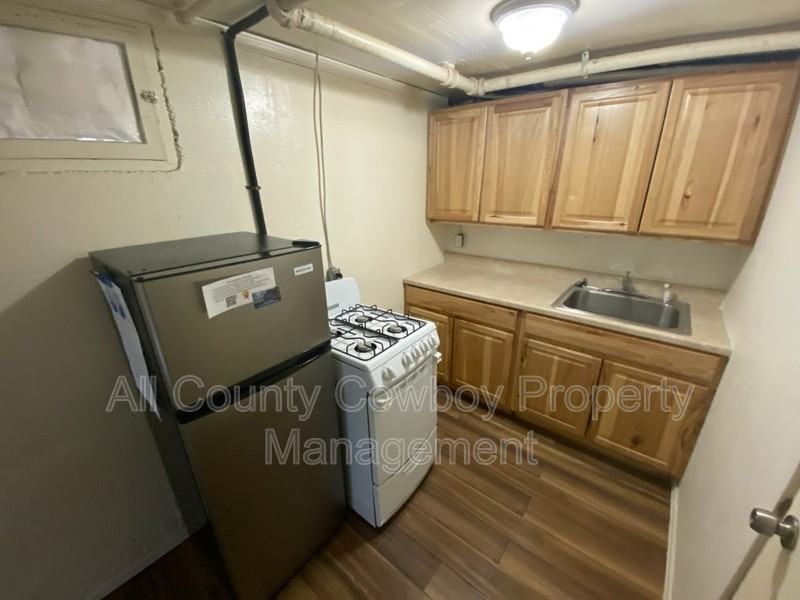 310 S 12th St #B - Photo 2 of 7