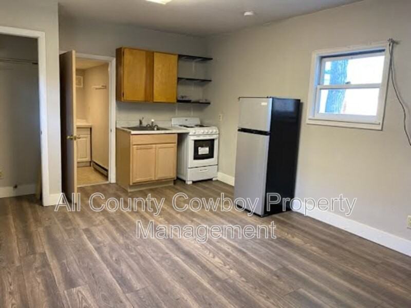 950 N 11th St #C - Photo 2 of 6