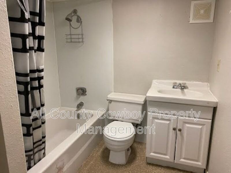 950 N 11th St #C - Photo 4 of 6