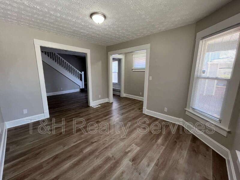 514 E 33rd St - Photo 4 of 18