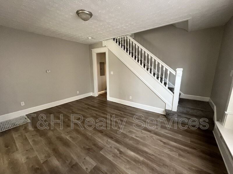 514 E 33rd St - Photo 5 of 18