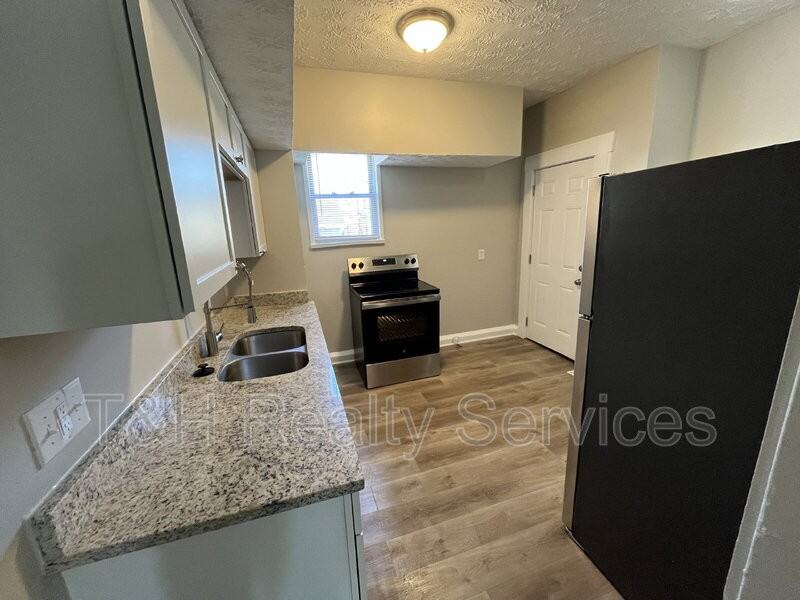 514 E 33rd St - Photo 6 of 18