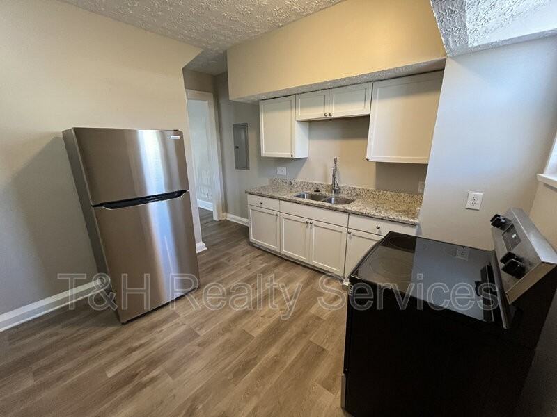 514 E 33rd St - Photo 7 of 18