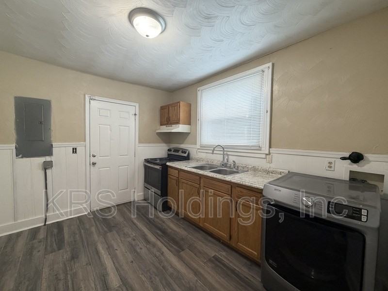 758 Fremont St - Photo 4 of 8