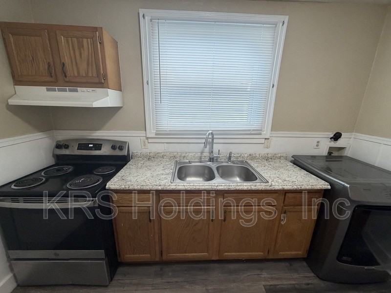 758 Fremont St - Photo 5 of 8