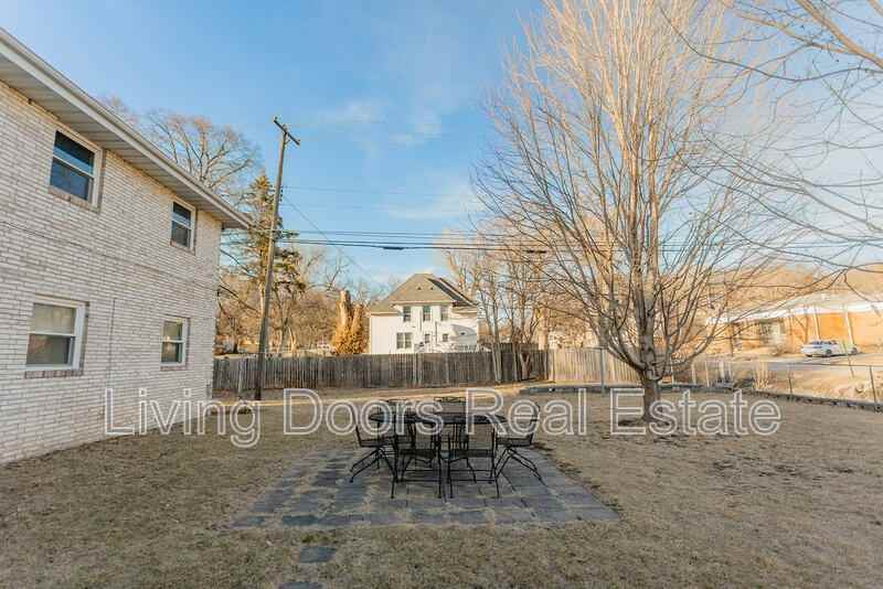 402 W Eldora Ave - Photo 4 of 20