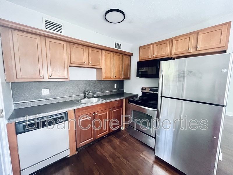 1527 5th St N #C1 - Photo 2 of 9