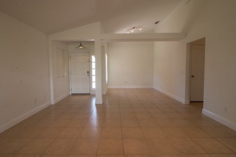 661 Berwick Dr - Photo 3 of 18
