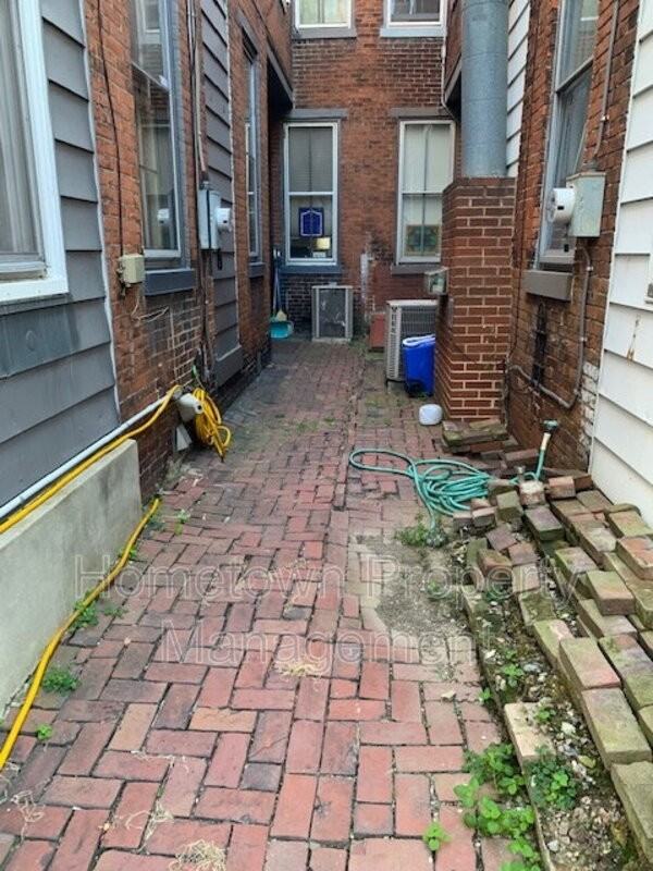 1202 Penn St - Photo 2 of 20