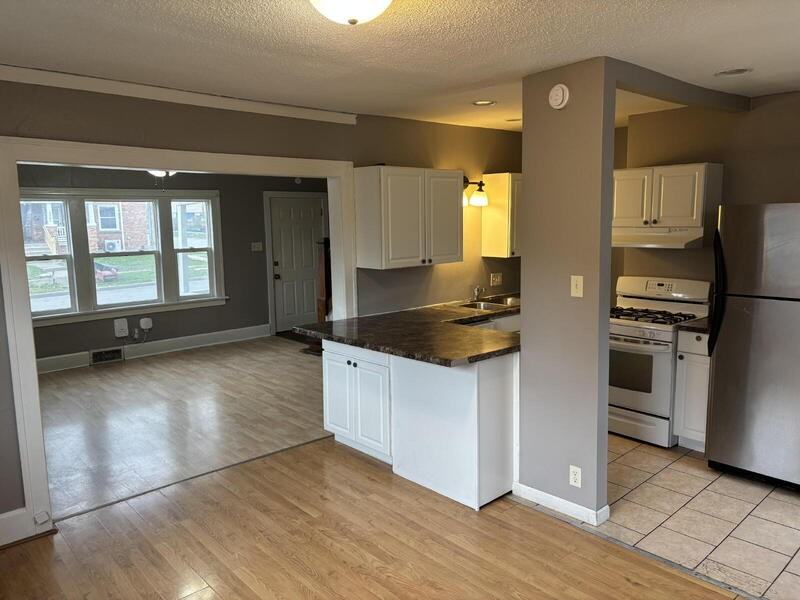1302 E 12th St - Photo 4 of 15