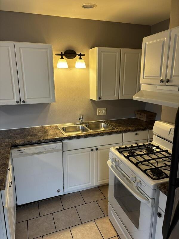 1302 E 12th St - Photo 5 of 15