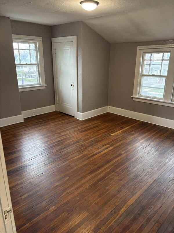 1302 E 12th St - Photo 6 of 15