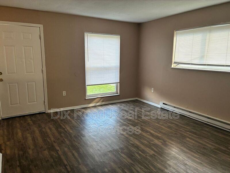 2609 Fairport Ave - Photo 4 of 13