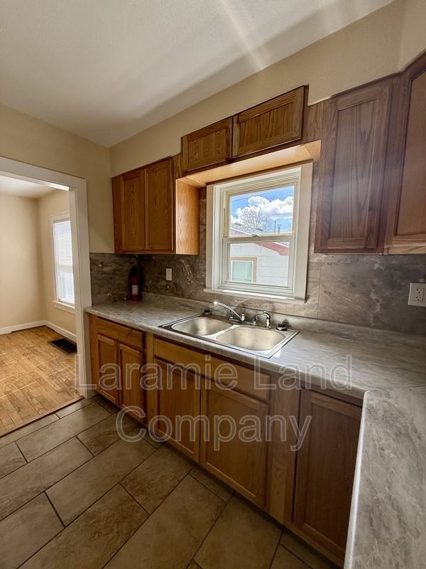 658 N 10th St - Photo 2 of 28