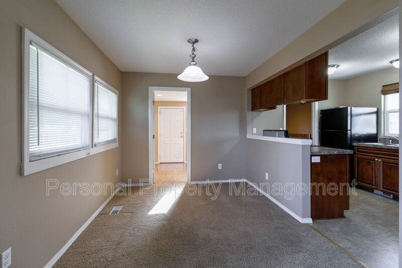 5105 Ne 78th St - Photo 5 of 15