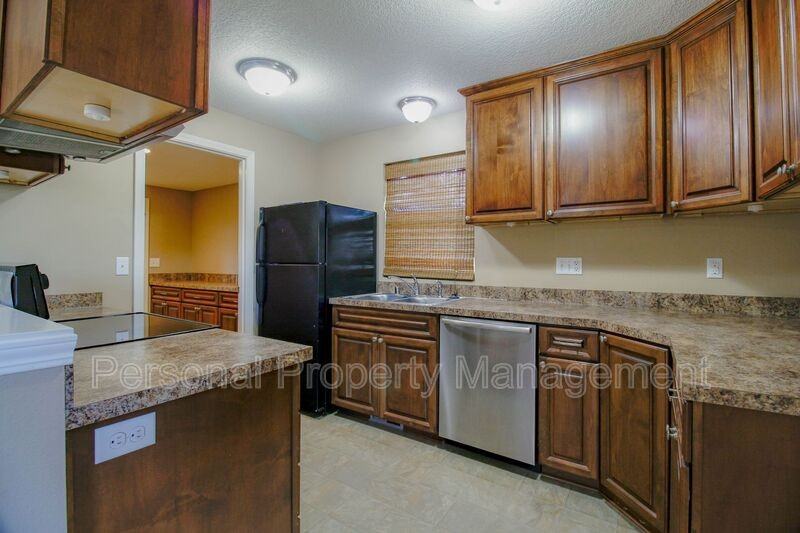 5105 Ne 78th St - Photo 6 of 15