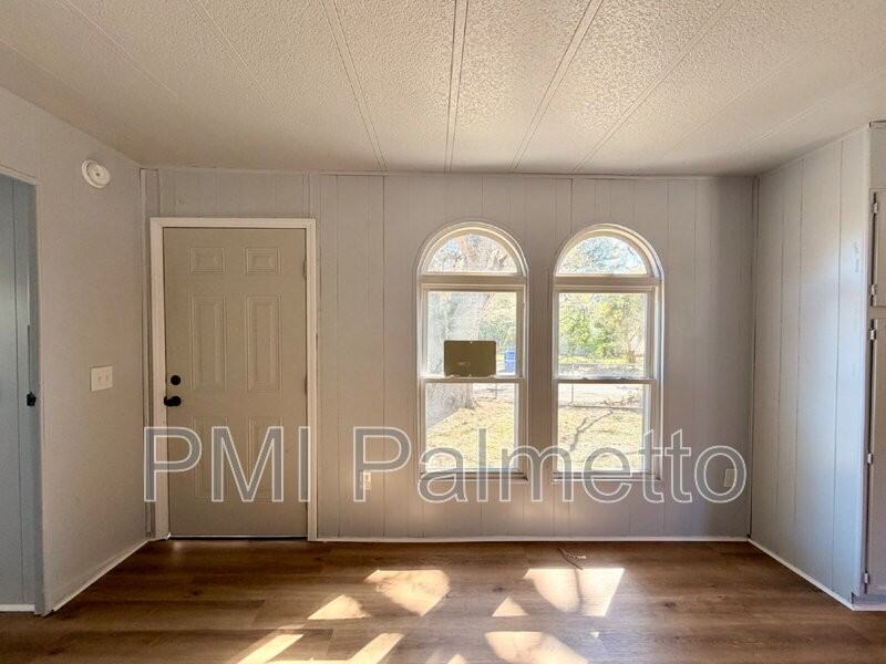 3911 Persimmon St - Photo 4 of 20