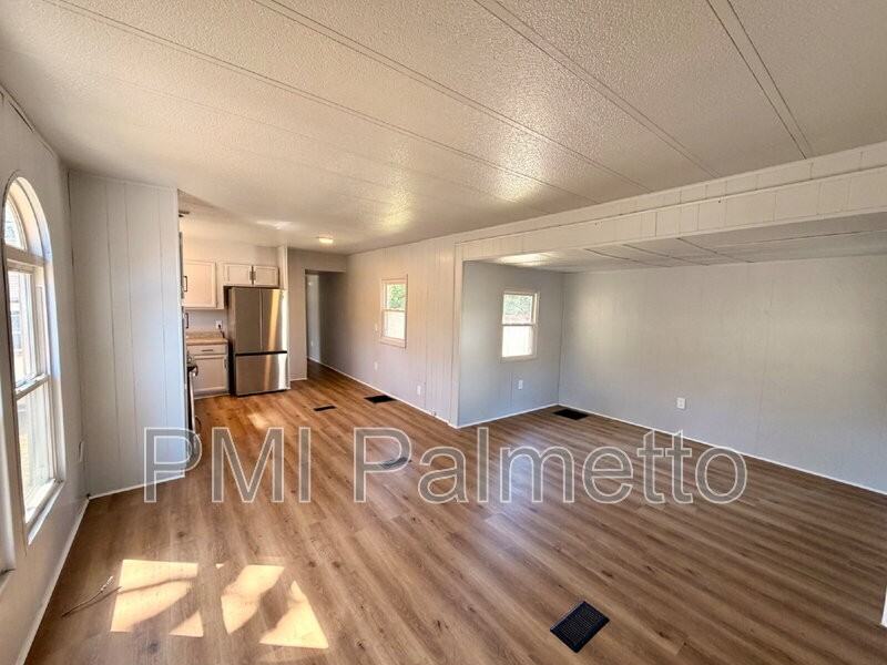 3911 Persimmon St - Photo 5 of 20