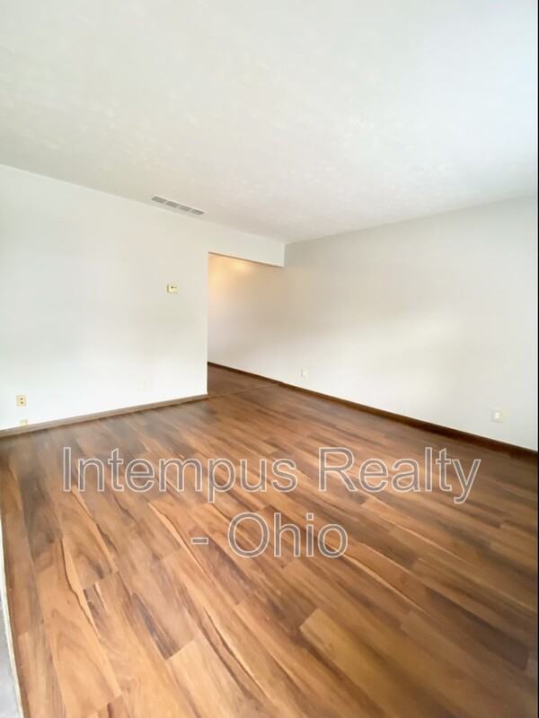 718 W Light St - Photo 2 of 26