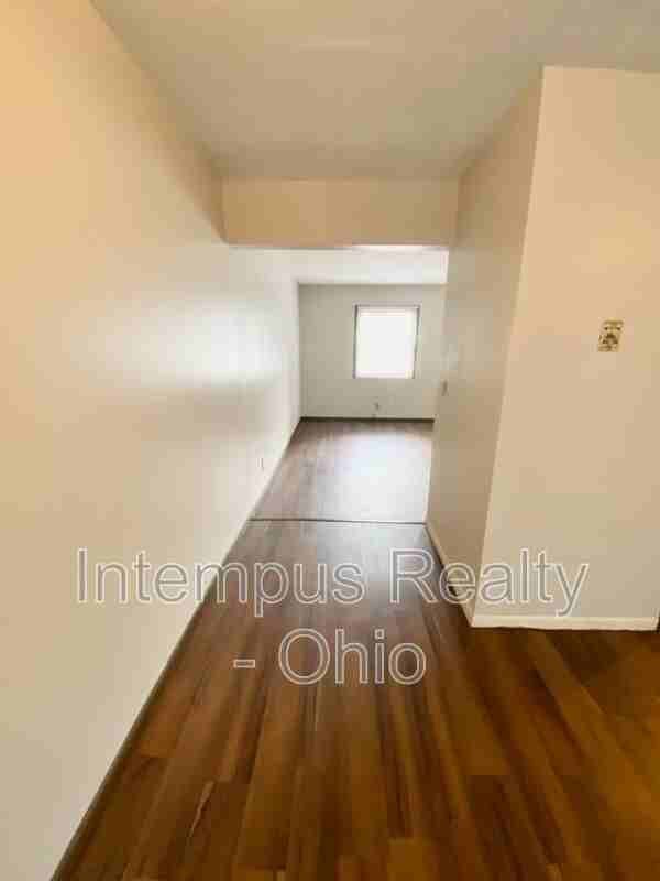 718 W Light St - Photo 3 of 26