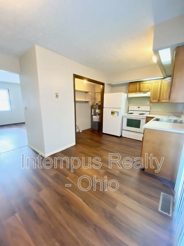 718 W Light St - Photo 4 of 26