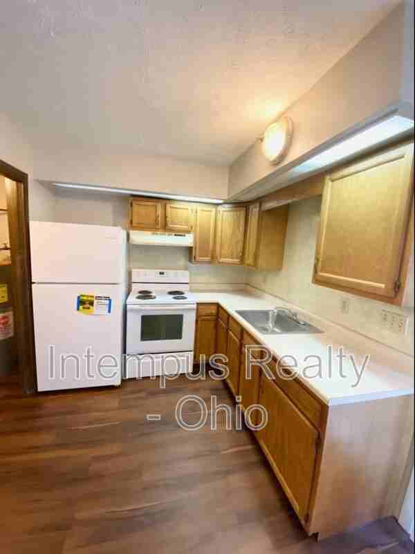 718 W Light St - Photo 5 of 26