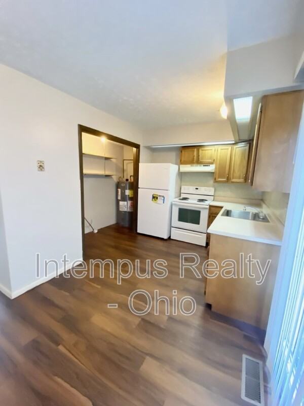 718 W Light St - Photo 6 of 26