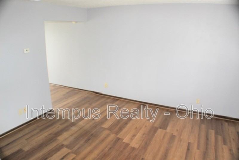 716 W Light St - Photo 4 of 23