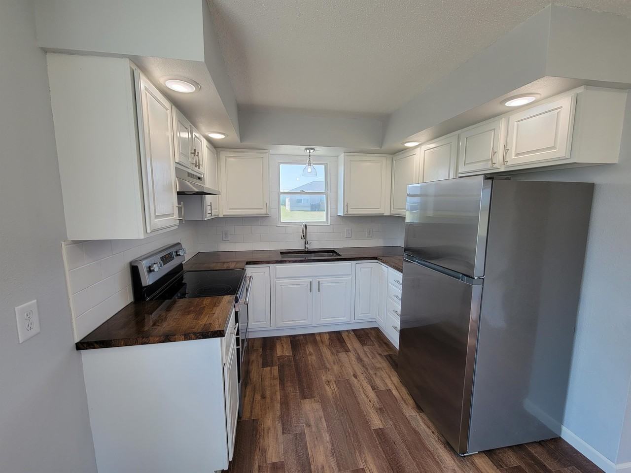 Fairfax Dr - Photo 2 of 14