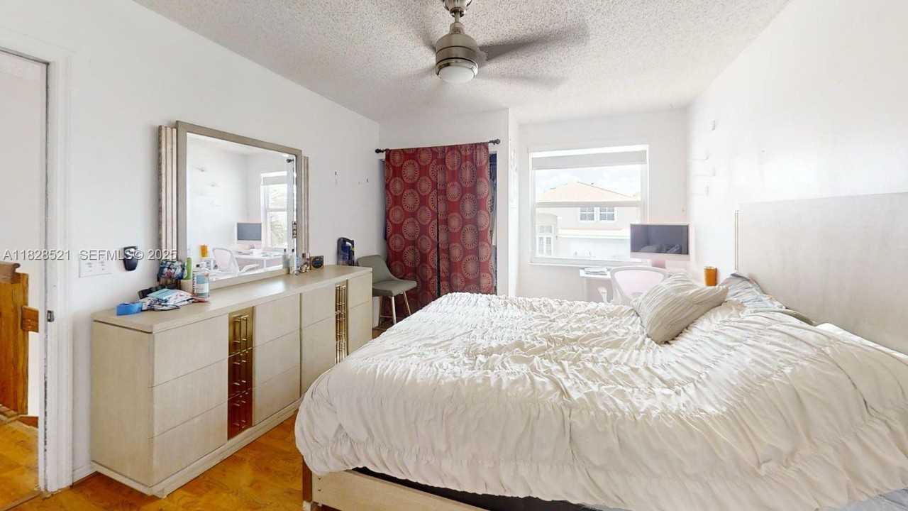 8422 Southwest 44th Place - Photo 3 of 20