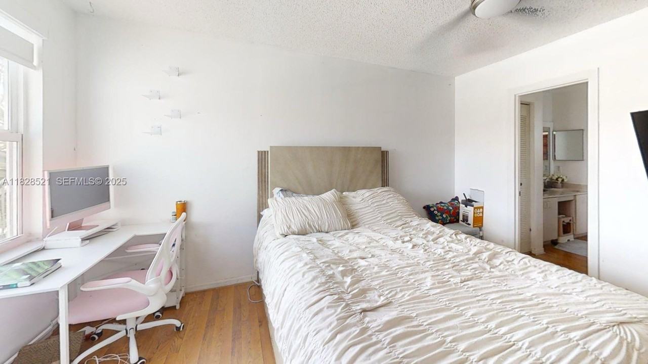 8422 Southwest 44th Place - Photo 4 of 20