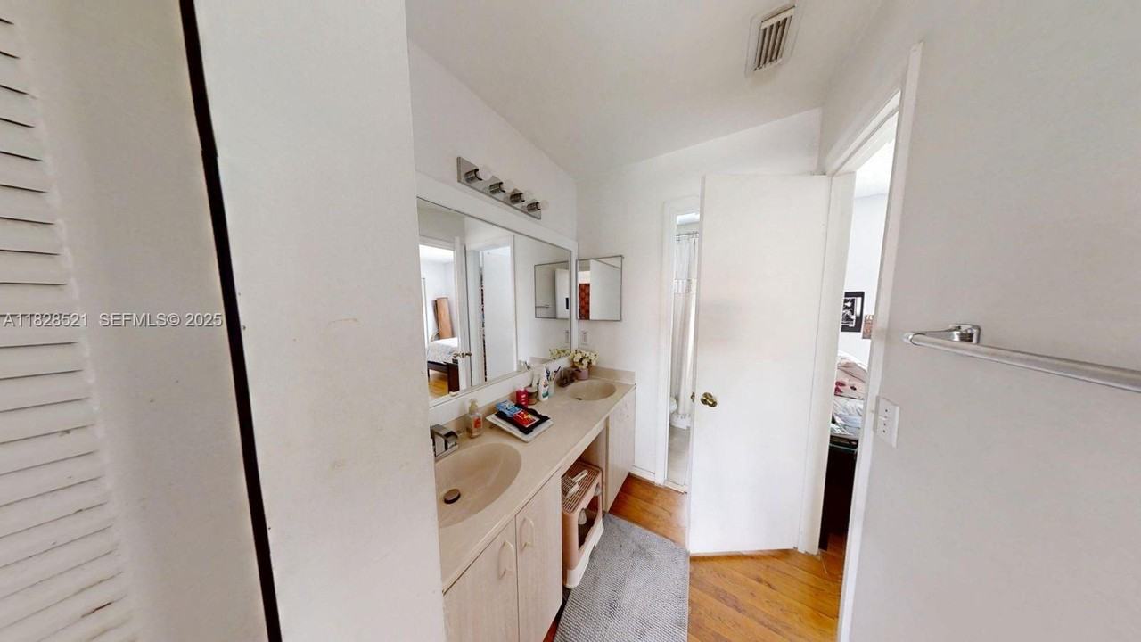 8422 Southwest 44th Place - Photo 6 of 20