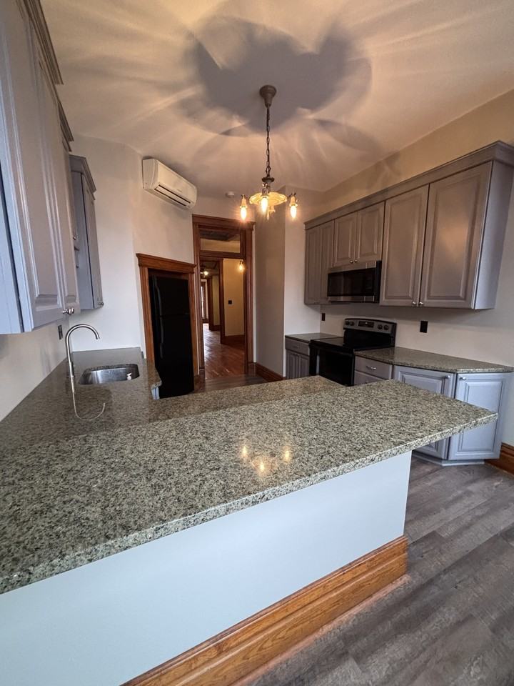 224 1/2 West Madison St - Photo 7 of 19